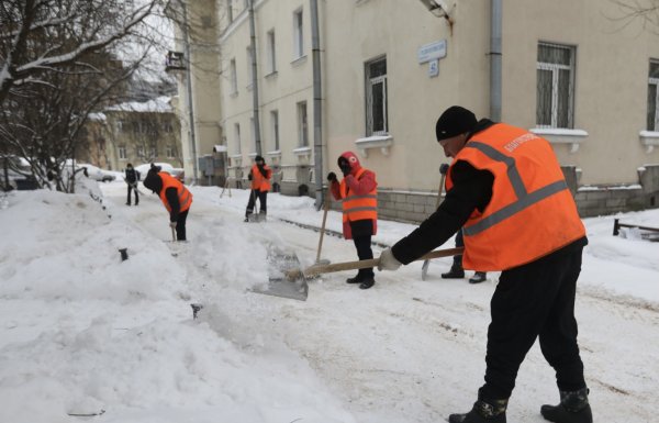 Уборка снега во дворах