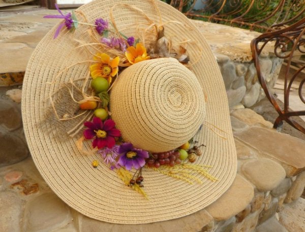 Шляпка с цветами, соломенная