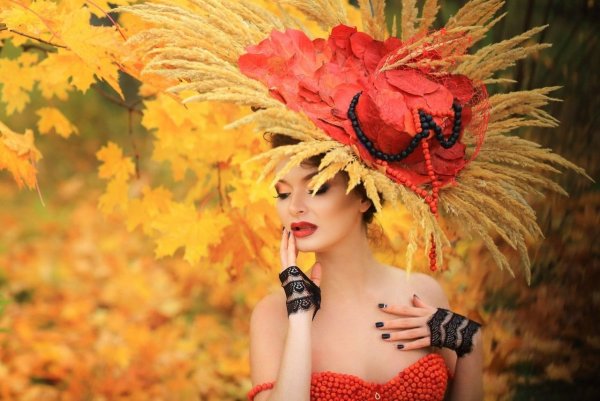 Шляпка с осенними листьями