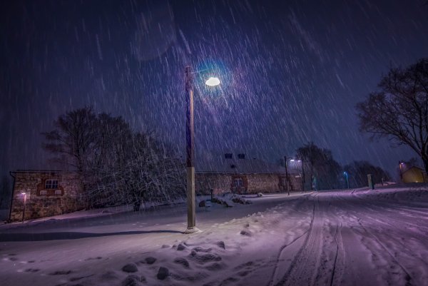 Снег на улице ночью