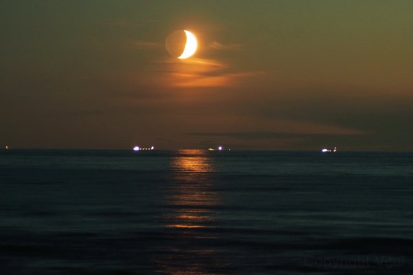 Луна на закате