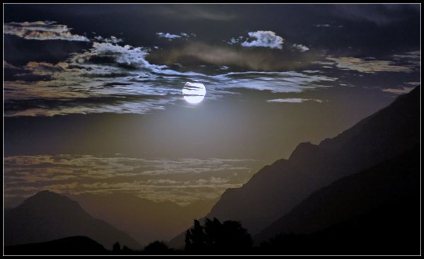 Восход Луны в горах