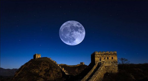 Китайская стена ночью