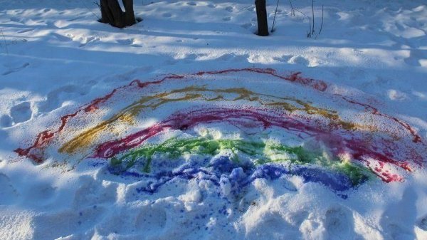 Рисование на снегу цветной водой