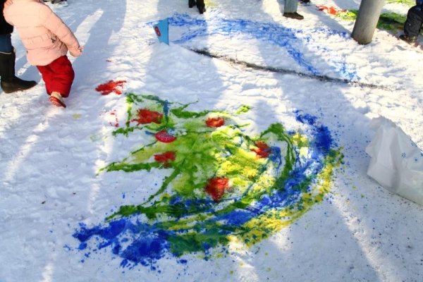 Рисование на снегу цветной водой