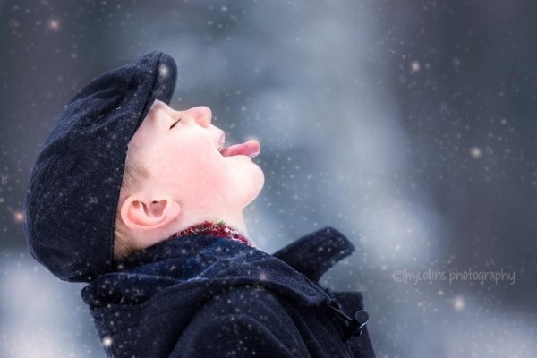 Ребенок ловит снег ртом