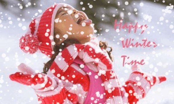 Девочка ловит снежинки