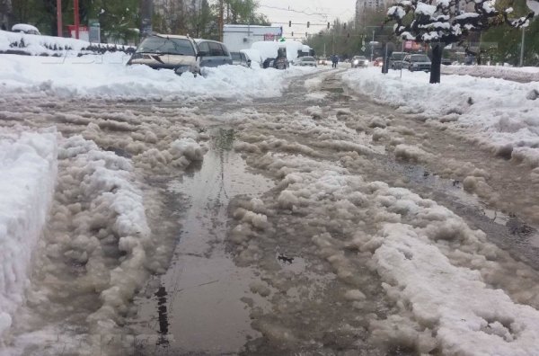 Грязный тающий снег