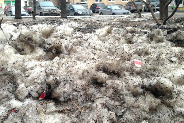 Грязный снег зимой