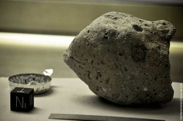 Лунный камень с Луны