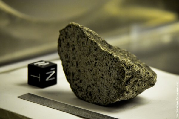 Камни привезенные с Луны