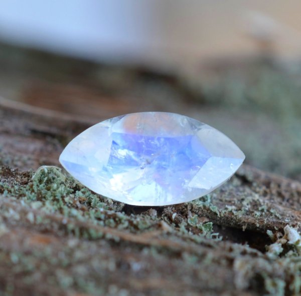 Лунный камень Адуляр Кристалл