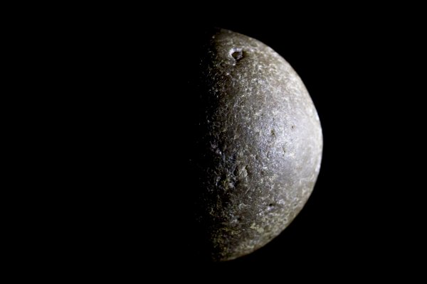 Атмосфера Луны камень