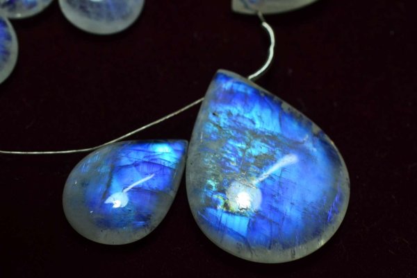 Огненный Адуляр камень