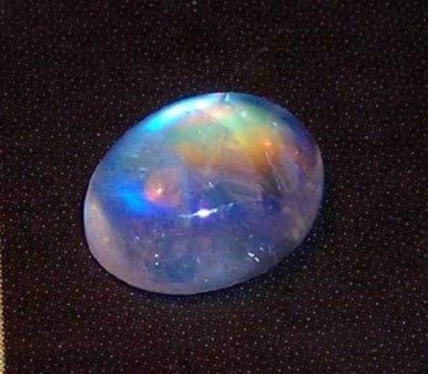 Иризация камня у лунного камня