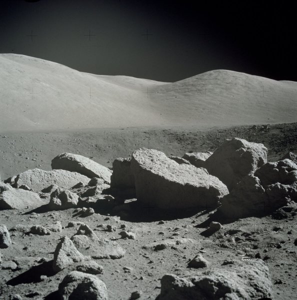 Аполлон-17: большие камни на Луне