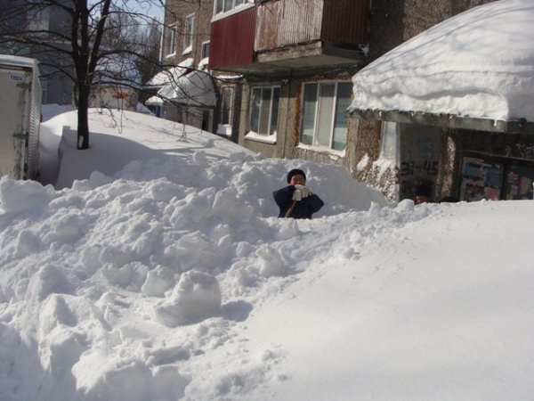 Большие сугробы в городе