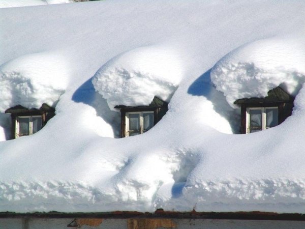 Дом занесло снегом