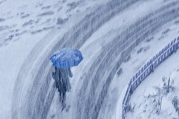 Уходящие следы на снегу