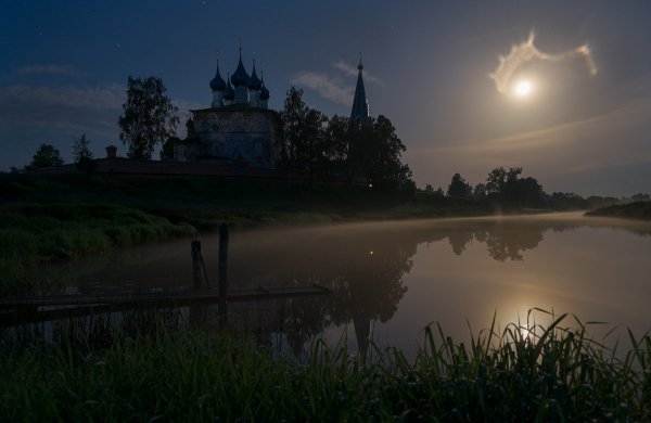 Церковь ночью в деревне