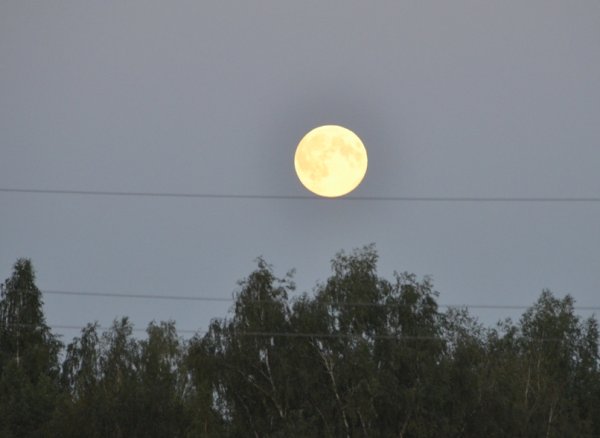 Огромная Луна в деревне