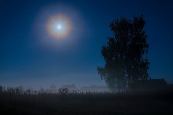 Гало ночью вокруг Луны