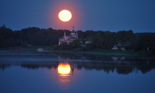 Деревня у реки ночь