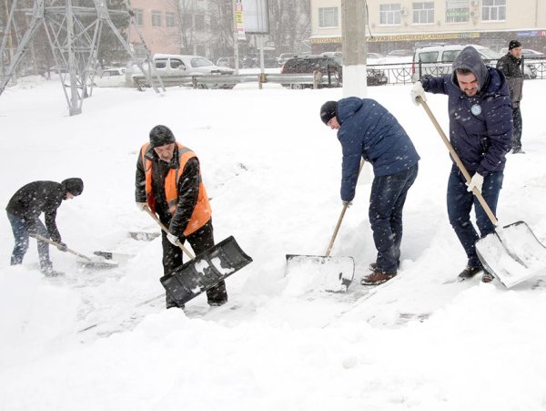 Уборка снега вручную