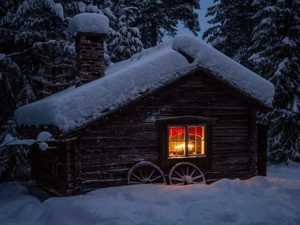 Избушка в лесу зимой