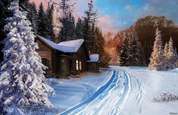 Избушка в зимнем лесу