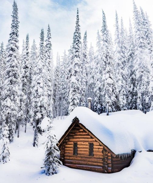 Заснеженный деревянный домик