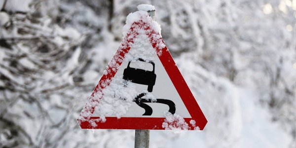 Осторожно на дороге снег