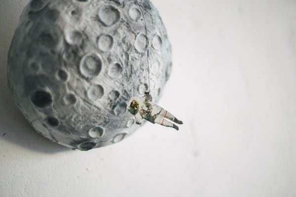 Поверхность Луны из папье маше