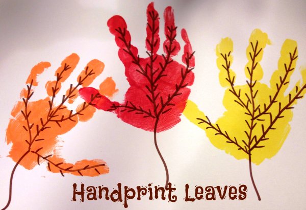 В ладошках листья осенние