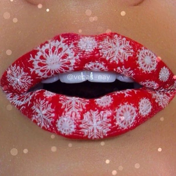 Накрашенные губы на новый год