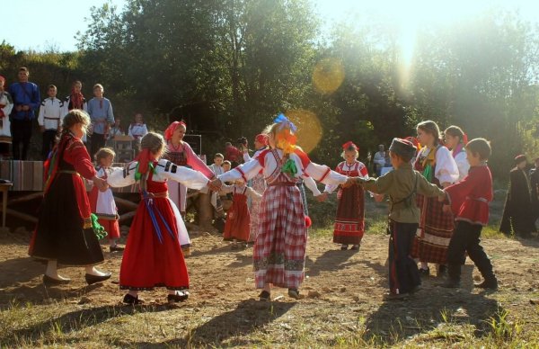 Народные гуляния в деревне