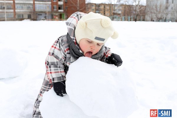 Ребенок мальчик ест снег