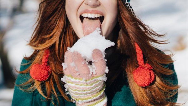 Девушка ест снег