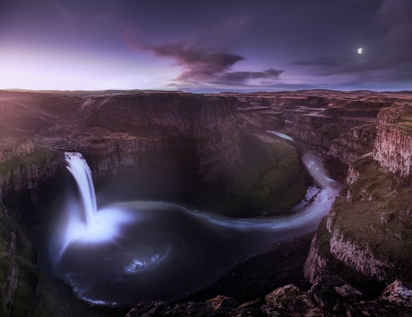 Водопад ночью