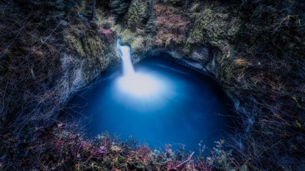 Лунное озеро и водопад