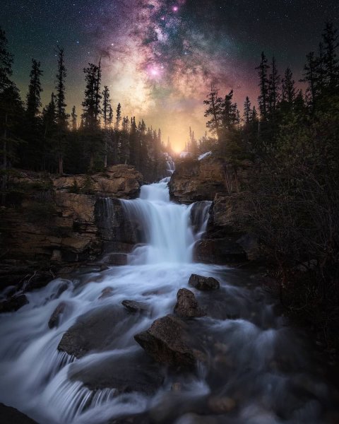 Водопад и звездное небо