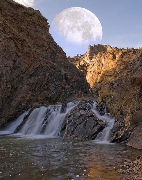 Луна и водопад