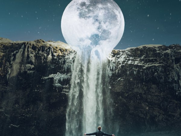 Огромная Луна и водопад
