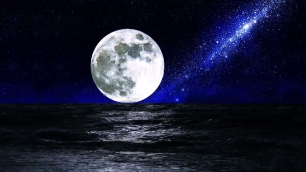 Луна в ночном небе