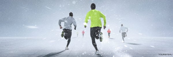 Человек бежит по снегу