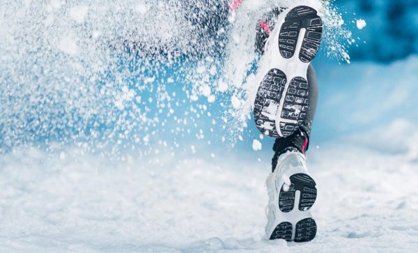 Кроссовки на снегу