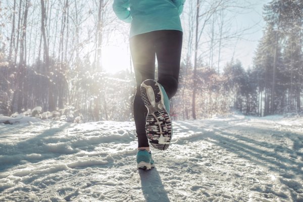 Девушка бежит зимой