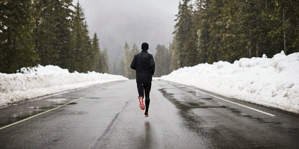 Парень бежит по снегу