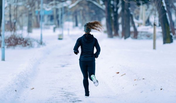 Девушка бежит зимой