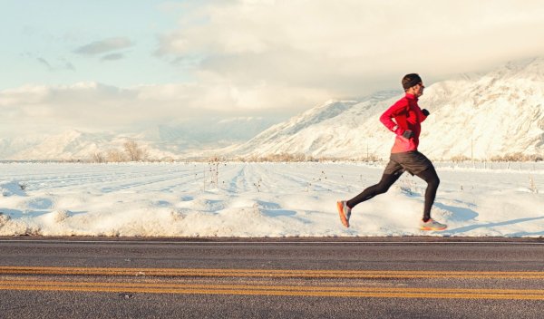 Человек бежит зимой